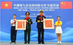 Bộ trưởng Phan Văn Giang và Bộ trưởng Đổng Quân thăm Trường Tiểu học số 4 (Bằng Tường)
